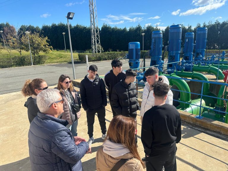 La CR Palos acerca la gestión del agua a alumnos del IES Pintor Pedro Gómez