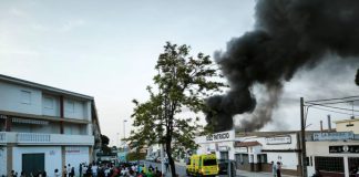 Afectados un bebé y tres adultos en dos incendios en Punta Umbría e Isla Cristina