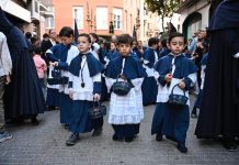 La procesión de la Santa Cruz, en imágenes