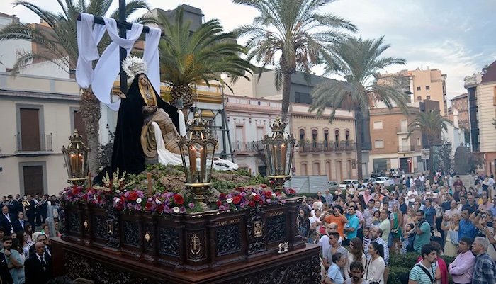 Buscan costaleros para portar el paso de las Angustias (Santo Entierro) durante su recorrido