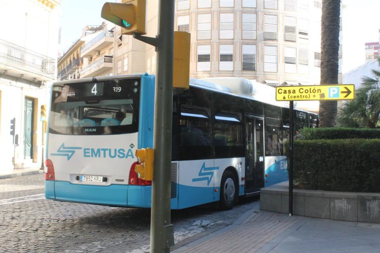Agreden a un conductor de Emtusa al intentar evitar el acoso de un hombre a una usuaria