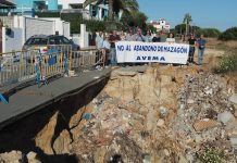 Vecinos de Mazagón exigen una solución «urgente» ante el socavón de la calle Isla del Gallo Avema