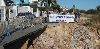 Vecinos de Mazagón exigen una solución «urgente» ante el socavón de la calle Isla del Gallo Avema