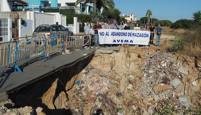 Vecinos de Mazagón exigen una solución «urgente» ante el socavón de la calle Isla del Gallo Avema