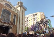 Miles de onubenses arropan a la Hermandad de Huelva en su despedida de la ciudad