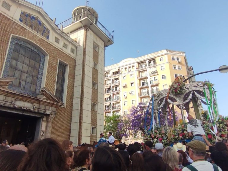 Miles de onubenses arropan a la Hermandad de Huelva en su despedida de la ciudad