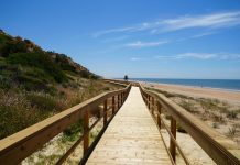 Mazagón ya disfruta de una pasarela peatonal hasta la playa del Parador Imagen de la pasarela