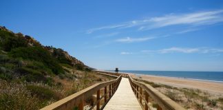 Mazagón ya disfruta de una pasarela peatonal hasta la playa del Parador Imagen de la pasarela