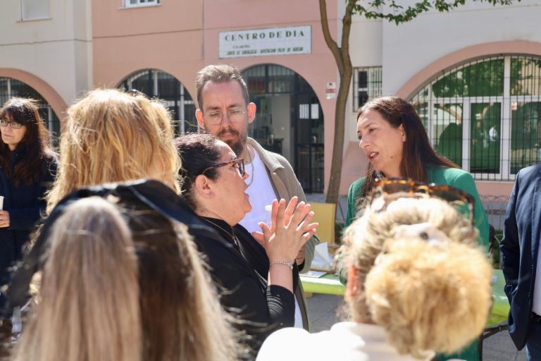 Loles López mantiene un encuentro con entidades sociales de Punta Umbría
