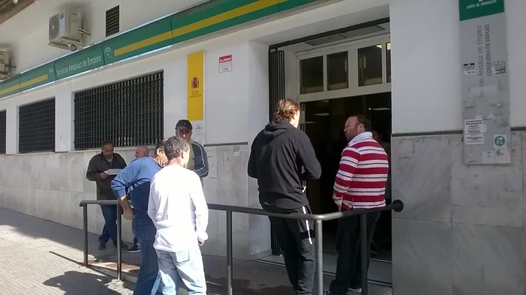 Huelva cierra abril con 1.694 parados menos