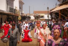 El desfile de hermandades pone el punto álgido a la devoción rociera Presentación de hermandades