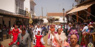 El desfile de hermandades pone el punto álgido a la devoción rociera Presentación de hermandades