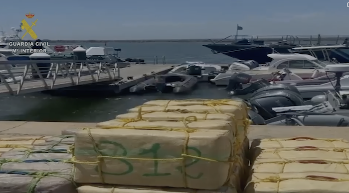 La Guardia Civil aborta un alijo de 1.200 kilos de hachís en el Río Piedras