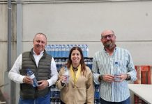 La CR Palos entrega 1.500 botellas de agua a la Hermandad del Rocío de Palos Agua CR Palos