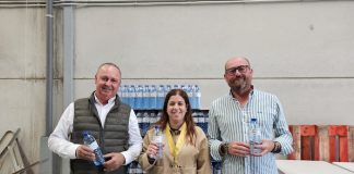 La CR Palos entrega 1.500 botellas de agua a la Hermandad del Rocío de Palos Agua CR Palos