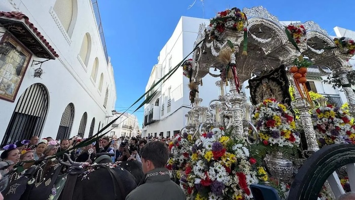 Peregrinos de 54 hermandades ya caminan hacia El Rocío