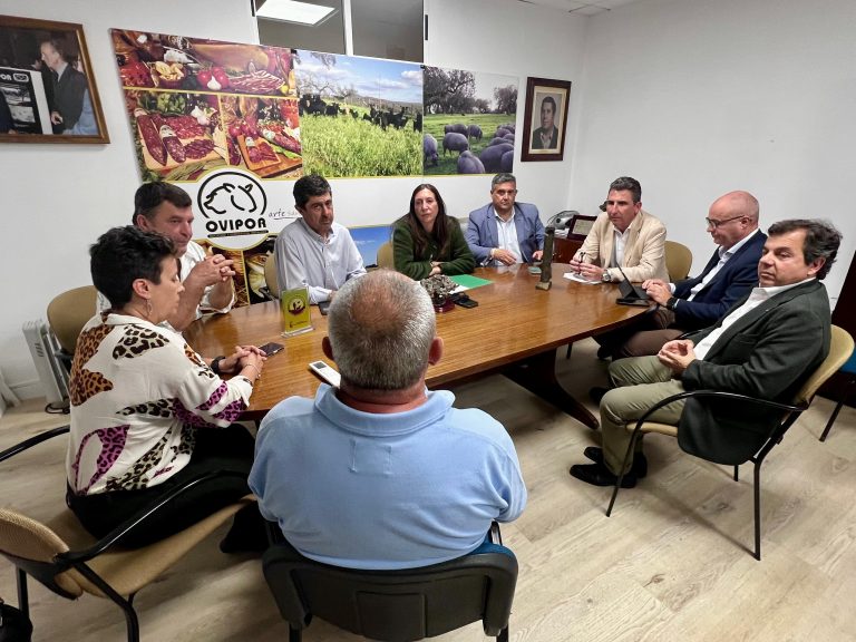 Loles López reivindica la ganadería como “pilar fundamental para el desarrollo de Huelva”