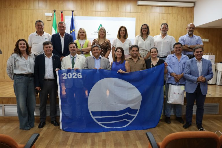 La Junta entrega las 21 Banderas Azules concedidas a la provincia