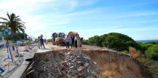 Comienza la reparación del socavón de la calle Isla del Gallo en Mazagón