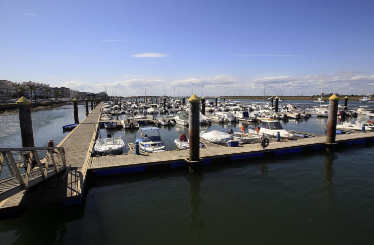 La Junta invertirá casi 2 millones de euros en renovar la barrera antioleaje del puerto de Punta Umbría