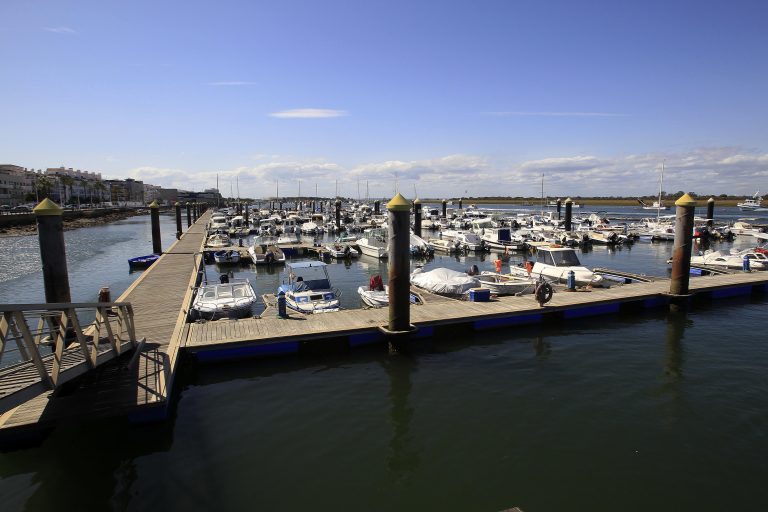 La Junta invertirá casi 2 millones de euros en renovar la barrera antioleaje del puerto de Punta Umbría