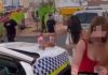 Denunciadas por usar un coche policial como barra de un bar