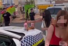Denunciadas por usar un coche policial como barra de un bar
