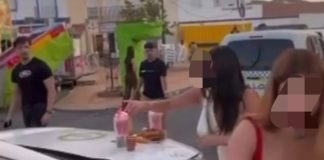 Denunciadas por usar un coche policial como barra de un bar