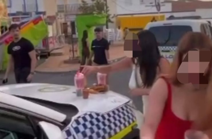 Denunciadas por usar un coche policial como barra de un bar