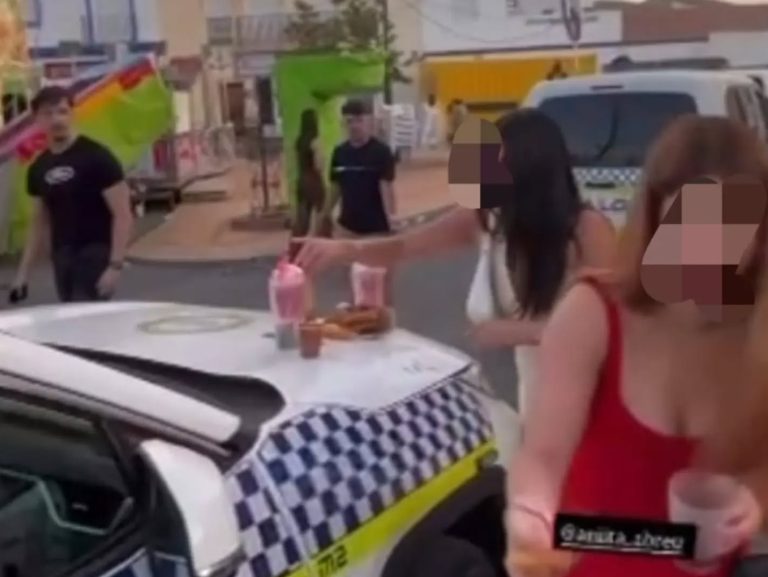 Denunciadas por usar un coche policial como barra de un bar