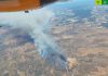 Más de 100 bomberos y 15 medios aéreos luchan contra el fuego en Castillejos
