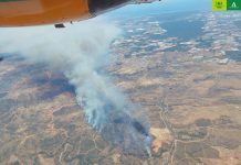 Más de 100 bomberos y 15 medios aéreos luchan contra el fuego en Castillejos