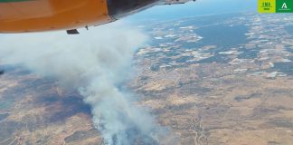 Más de 100 bomberos y 15 medios aéreos luchan contra el fuego en Castillejos