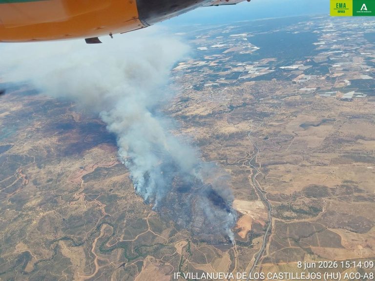 Más de 100 bomberos y 15 medios aéreos luchan contra el fuego en Castillejos