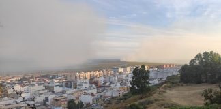 El humo del incendio en Gibraleón sigue afectando a Huelva Capital y el 112 pide «prevención» incendio Gibraleón