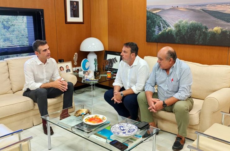 El consejero Ramón Fernández-Pacheco se reúne con representantes del sector pesquero
