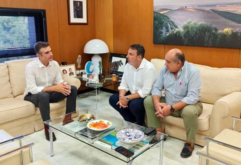 El consejero Ramón Fernández-Pacheco se reúne con representantes del sector pesquero