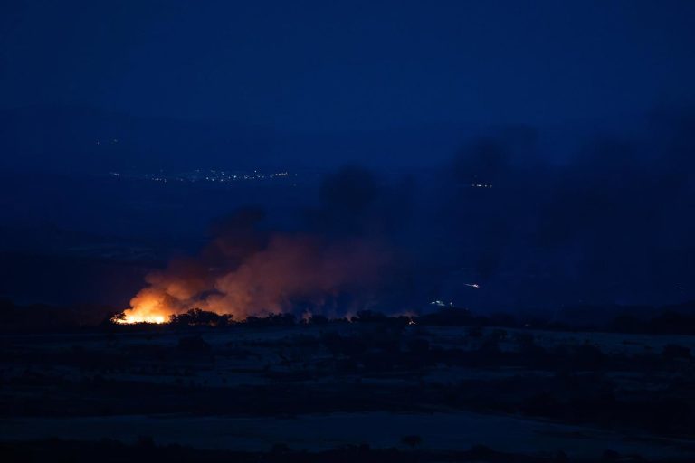 Los desalojados regresan a sus casas tras estabilizarse el incendio de El Cerro