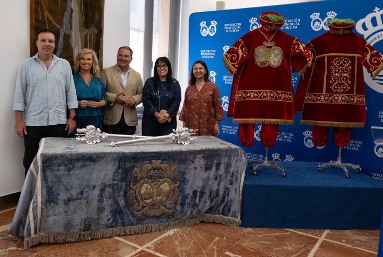 La Diputación recupera dos históricos trajes de maceros y el paño de mesa del antiguo Salón de Plenos
