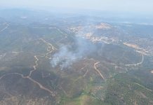 El incendio de Almonaster obliga al desalojo de Acebuches, El Arroyo y Las Veredas