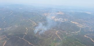 El incendio de Almonaster obliga al desalojo de Acebuches, El Arroyo y Las Veredas