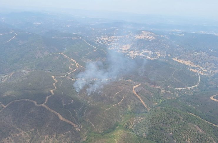 El incendio de Almonaster obliga al desalojo de Acebuches, El Arroyo y Las Veredas