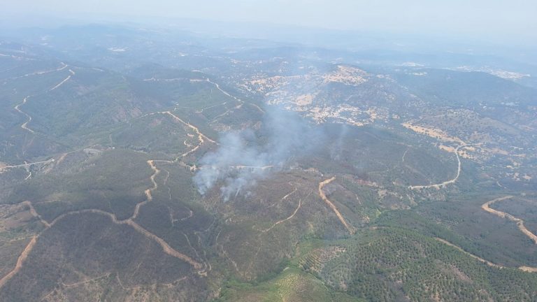 El incendio de Almonaster obliga al desalojo de Acebuches, El Arroyo y Las Veredas