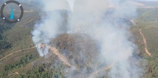 El Infoca lucha contra un «complejo» incendio en Almonaster