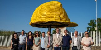 La UHU recupera el casco de seguridad más grande del mundo