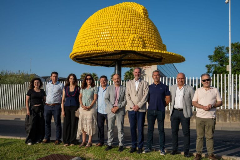 La UHU recupera el casco de seguridad más grande del mundo