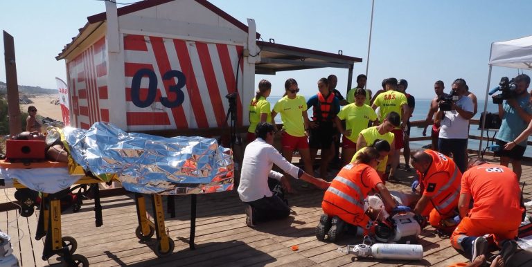 Simulacro de rescate acuático en Mazagón