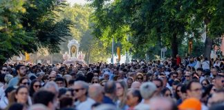 Miles de onubenses acompañan a Virgen de la Cinta en su tradicional bajada a La Merced Bajada de la Cinta