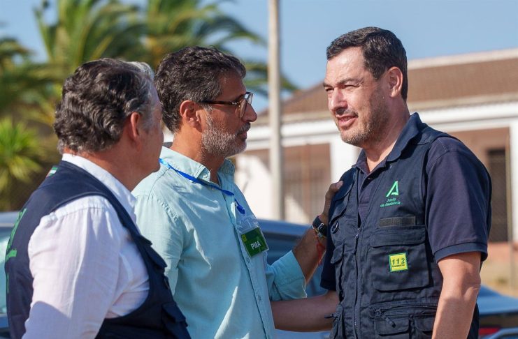 Moreno anuncia un plan contra el eucalipto tras el «agresivo» incendio de Niebla