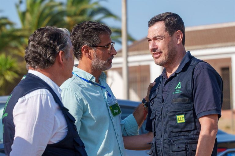 Moreno anuncia un plan contra el eucalipto tras el «agresivo» incendio de Niebla